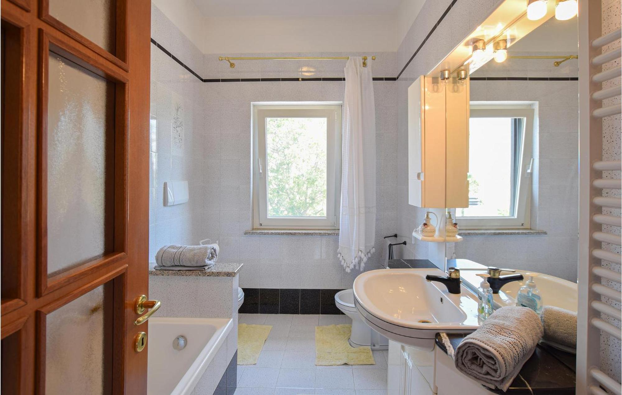 2 Bedroom Cozy Apartment In Grado Kültér fotó